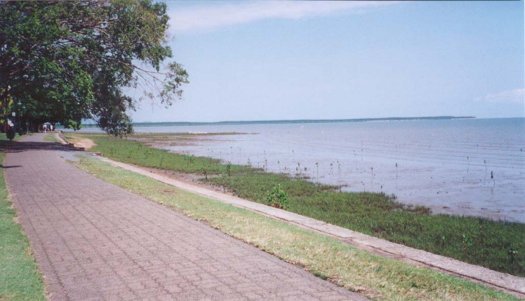 2001_aus_cairns_esplanade