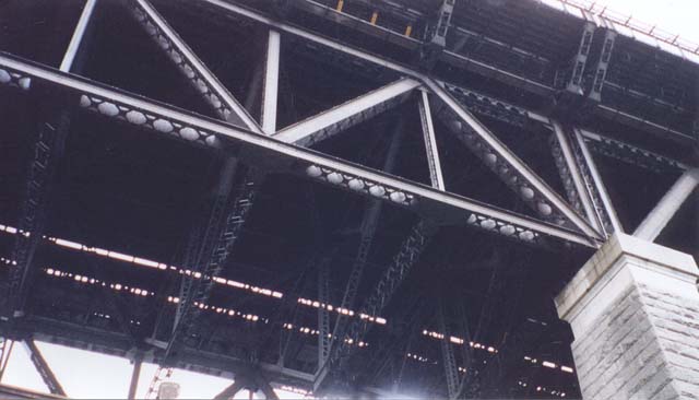 2001_aus_sydney_bay_bridge_struts