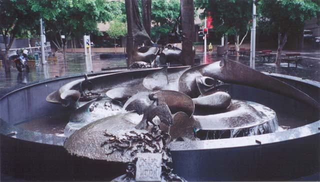 2001_aus_sydney_sculpture_fountain_3