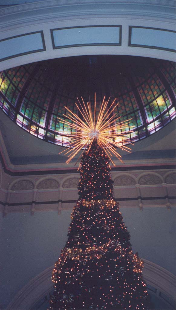 2001_aus_sydney_xmas_tree_in_mall