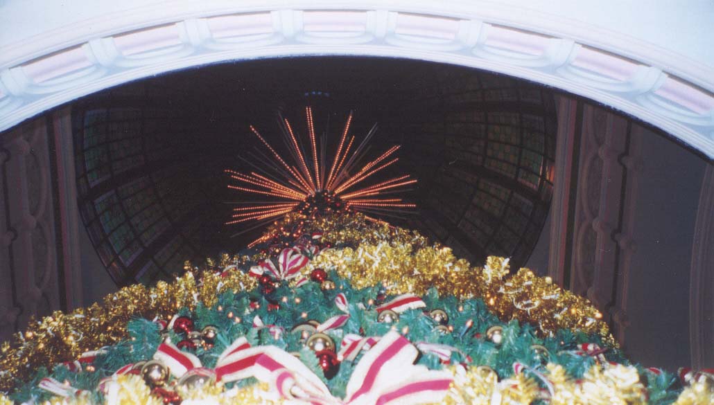 2001_aus_sydney_xmas_tree_in_mall2